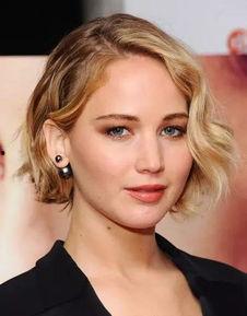 每个明星,揭秘明星A的辉煌历程n2. 光影背后：明星B的励志成长故事n3. 娱乐风云：明星C的跨界传奇n4. 颜值与才华并重：明星D的全面解析n5. 星光熠熠：明星E的时尚影响力n6. 音乐梦想家：明星F的旋律人生n7. 影视佳作：明星G的演技巅峰n8. 时尚偶像：明星H的潮流引领n9. 运动健将：明星I的活力风采n10. 公益使者：明星J的爱心传递